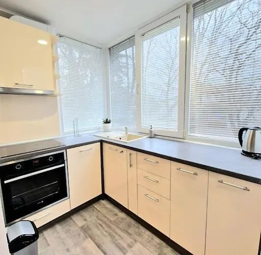 Flat 85 - 85 Inches Tv Warna